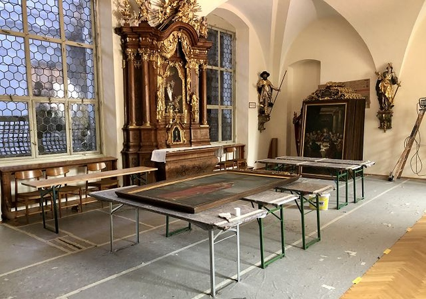 Provisorisches Atelier im Sommerchor für die großen Formate. Karmelitenkonvent Linz / Foto: Barabas