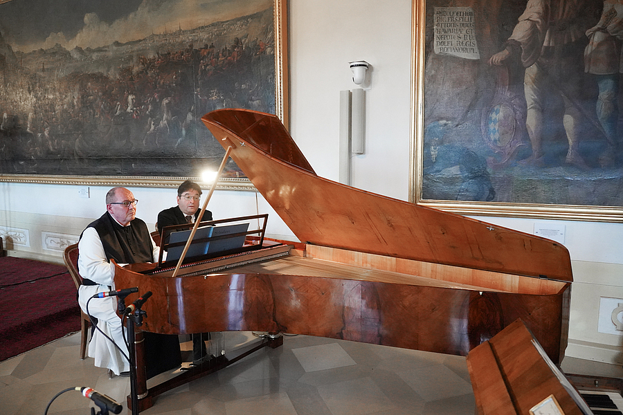 P. Simeon Wester und Anton Holzapfel musizierten gemeinsam am restaurierten Rosenberger-Flügel. / Elisabeth Fürst/Stift Heiligenkreuz P. Simeon Wester und Anton Holzapfel musizierten gemeinsam am restaurierten Rosenberger-Flügel.
