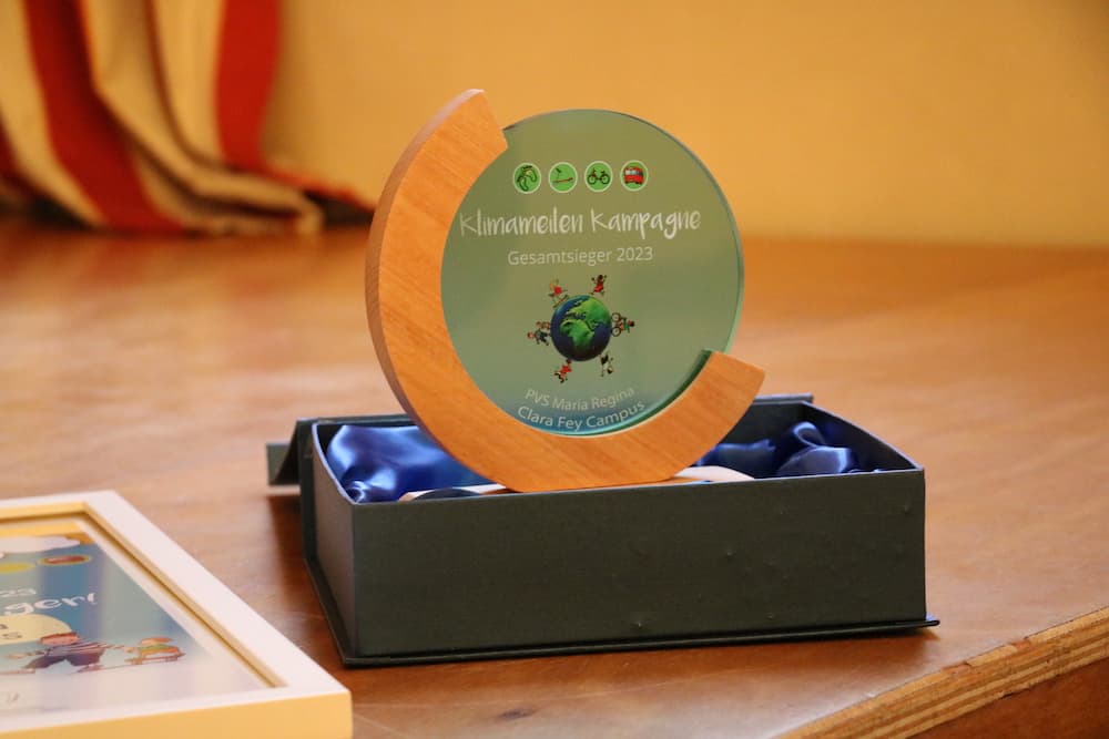 Gewinner-Pokal für den Klimameilen-Gesamtsieg 2023 / Tristan Brucker, Klimabündnis Österreich Gewinner-Pokal für den Klimameilen-Gesamtsieg 2023