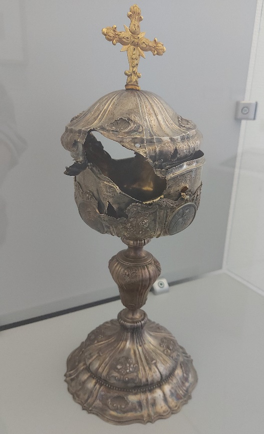 Beschädigtes Ziborium / Ars Sacra