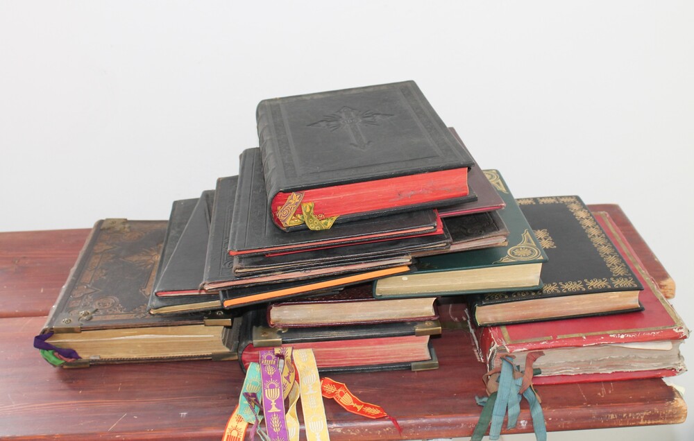 Ausgeschiedene Messbücher, die in die Stiftsbibliothek Schlierbach gebracht wurden. 