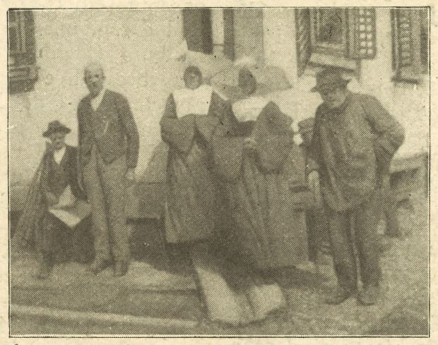 Schwester Oberin Huberta Dehotty (l.) und Schwester Aloisia Bellwald, die Pater Jordan pflegten, inmitten von Bewohnern des Armenhauses. / Salvatorianer Chronik 3 (1918) Nr. 2 vom 1. Oktober 1918, 193.