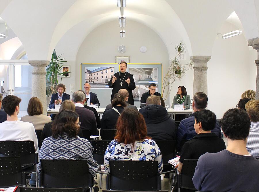 Bei einer Pressekonferenz im Stift Lambach am 14. November 2024 berichteten Abt Maximilian Neulinger und Co. von der geplanten Generalsanierung des Realgymnasiums.
