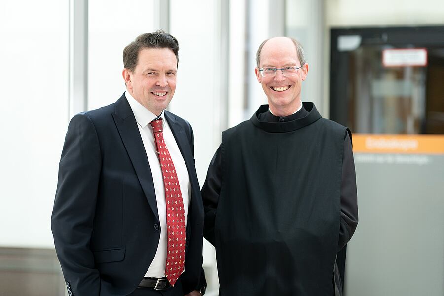 Freut sich auf die weitere Zusammenarbeit mit Frater Nikolaus Deckan (r.) und den Barmherzigen Brüdern: Der Gesamtleiter des Krankenhauses der Barmherzigen Brüder Salzburg, Arno Buchacher (l.).