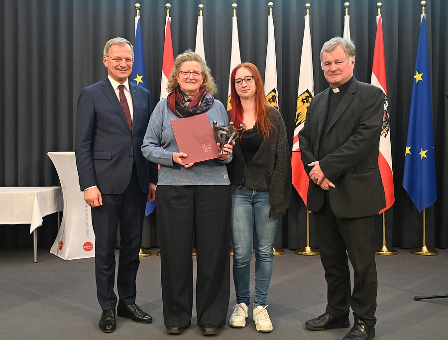 Sr. Zäzilia Holzer von den Don Bosco Schwestern (2.v.l.) ist mit dem Solidaritätspreis der Diözese Linz ausgezeichnet worden. Mit dabei war auch die freiwillige Helferin Theresa Hendel (3.v.l.). Landeshauptmann Thomas Stelzer (l.) und Diözesanbischof