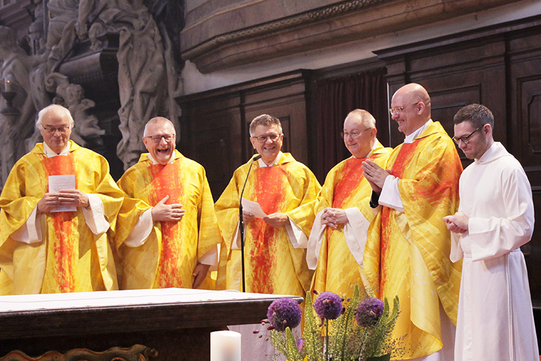 P. Peter van Meijl, Provinzial P. Josef Wonisch, P. Erhard Rauch, P. Franz Tree, P. Matthias Schlögl und Sebastian Janoch (v.l.) feierten mit P. Erhard Rauch. / Manu Nitsch P. Erhard Rauch SDS feierte 50-jähriges Priesterjubiläum (23. Juni 2024)