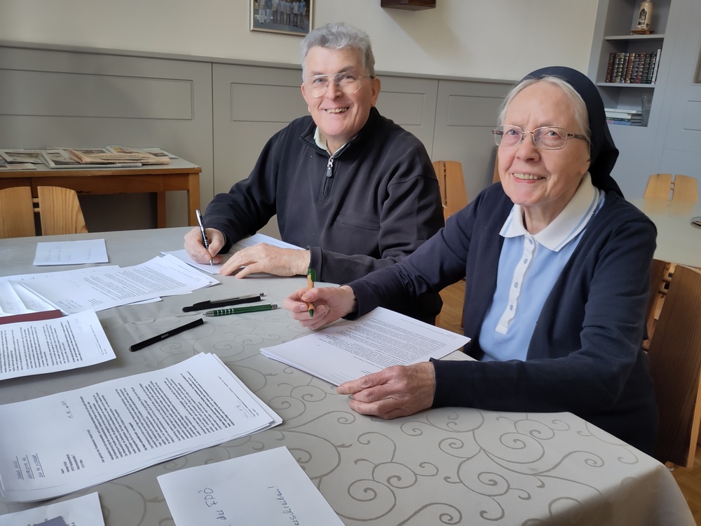 Br. Hans Gaugg SVD und Sr. Christamaria Mattes SSpS beim Unterschreiben