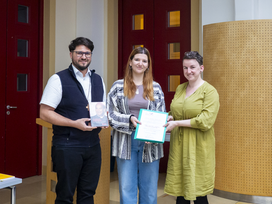 Große Auszeichnung für den Leiter der Salesianischen Jugendbewegung, P. Johannes Haas, und sein Team: Der Kuntner-Preis würdigte das Kunstprojekt „Pieces for Peace“. / Erzdiözese Wien/Hafellner Große Auszeichnung für den Leiter der Salesianischen Jugendbewegung, P. Johannes Haas, und sein Team: Der Kuntner-Preis würdigte das Kunstprojekt „Pieces for Peace“.