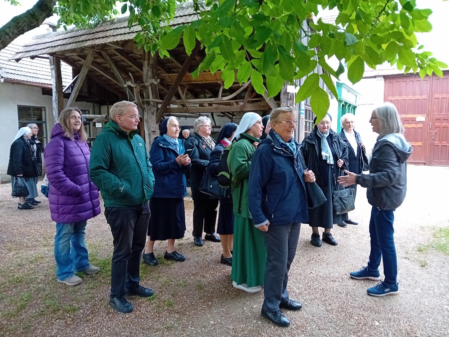 Im Museumsdorf in Mönchhof tauchten die Ordensleute in die Lebenswelt früherer Generationen im Grenzgebiet Österreich-Ungarn ein.