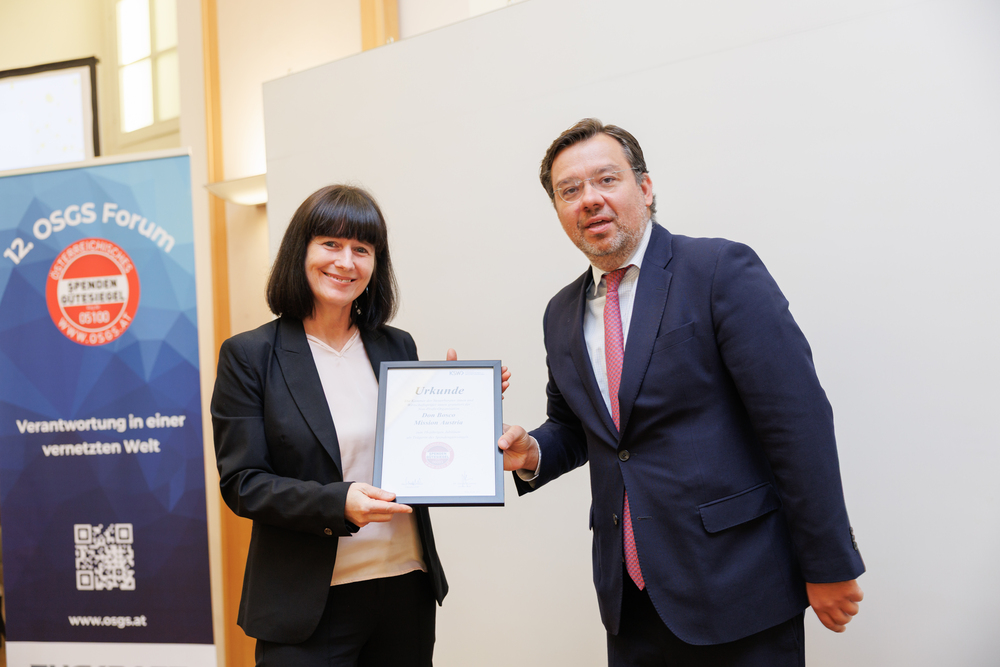 Mag. Franz Schmalzl (Vizepräsident) überreicht die Urkunde.