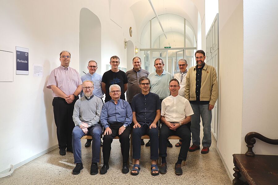 Von 17. bis 19. September 2025 trafen sich in Wien die Leiter der Piaristenprovinzen Europas. Neben Österreichs Provinzial P. Zsolt Labancz (vorne, 1.v.r.) nahm auch der neue Generalobere des Ordens, P. Carles Gil i Saguer (vorne, 2.v.r.), am Treffen