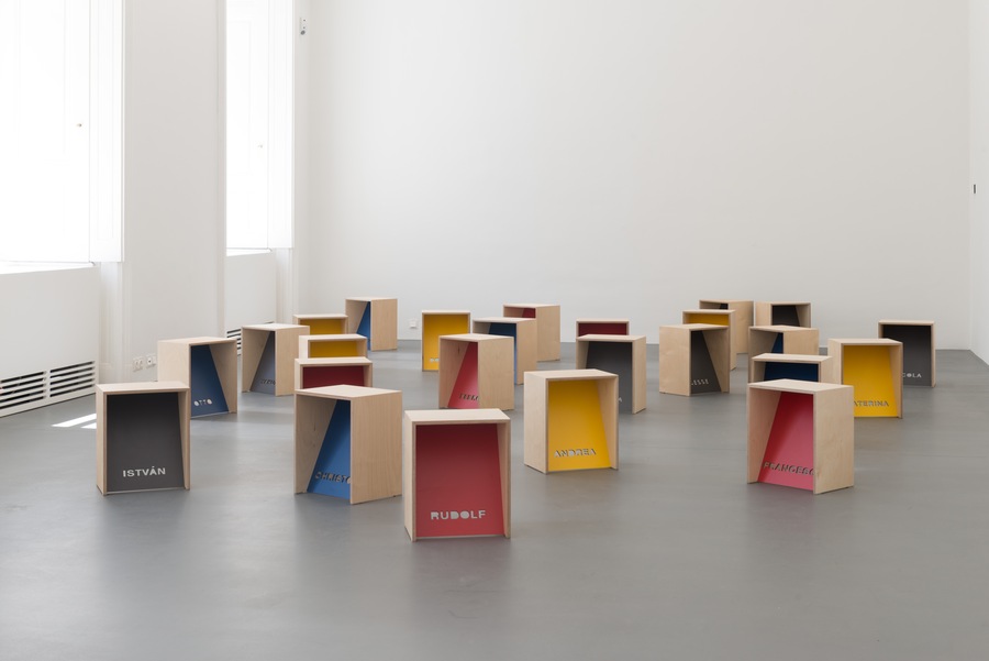 Leo Zogmayer, Hocker im Dom Museum Wien, 2017 / dommuseum/deinhardstein17