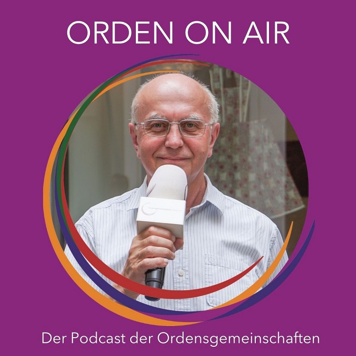 Br. Hans Leidenmühler vor dem Mikrofon