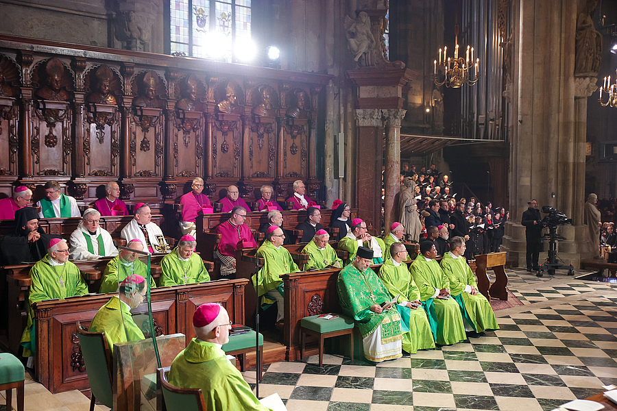 Zahlreiche prominente Mitfeiernde aus der Kirche und dem öffentlichen Leben waren im Stephansdom, darunter auch die beiden Vorsitzenden der Österreichischen Ordenskonferenz. / Erzdiözese Wien/Schönlaub Zahlreiche prominente Mitfeiernde aus der Kirche und dem öffentlichen Leben waren im Stephansdom, darunter auch die beiden Vorsitzenden der Österreichischen Ordenskonferenz.