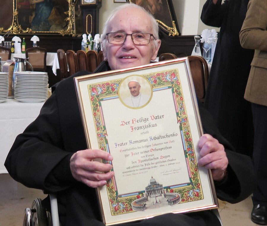 Als besonderes Geschenk bekam Fr. Romanus Ribaltschenko eine Urkunde mit Segenswünschen von Papst Franziskus überreicht. / Barmherzige Brüder Als besonderes Geschenk bekam Fr. Romanus Ribaltschenko eine Urkunde mit Segenswünschen von Papst Franziskus überreicht.