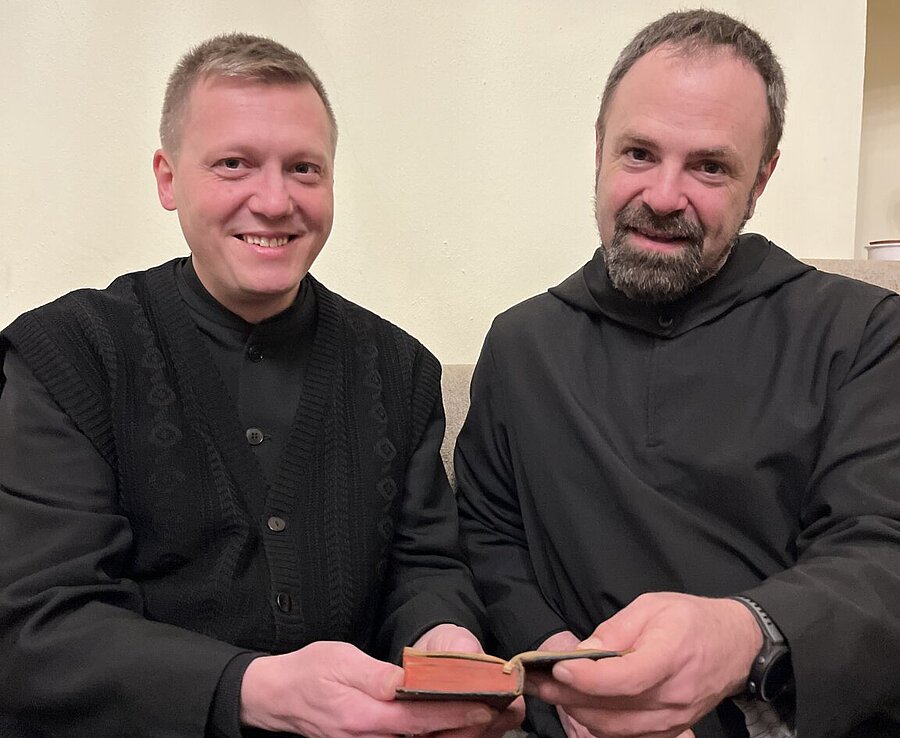 Freuten sich über den Fund des Büchleins im Stift Lambach: P. Elija Oberndorfer und Prior P. Jakob Stoiber (v.l.).