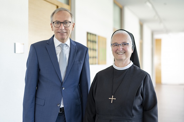 Der neue Vorstand der 'Kreuzschwestern Europa Mitte GmbH' Dietbert Timmerer und Provinzoberin Sr. Petra Car blicken positiv in die Zukunft.