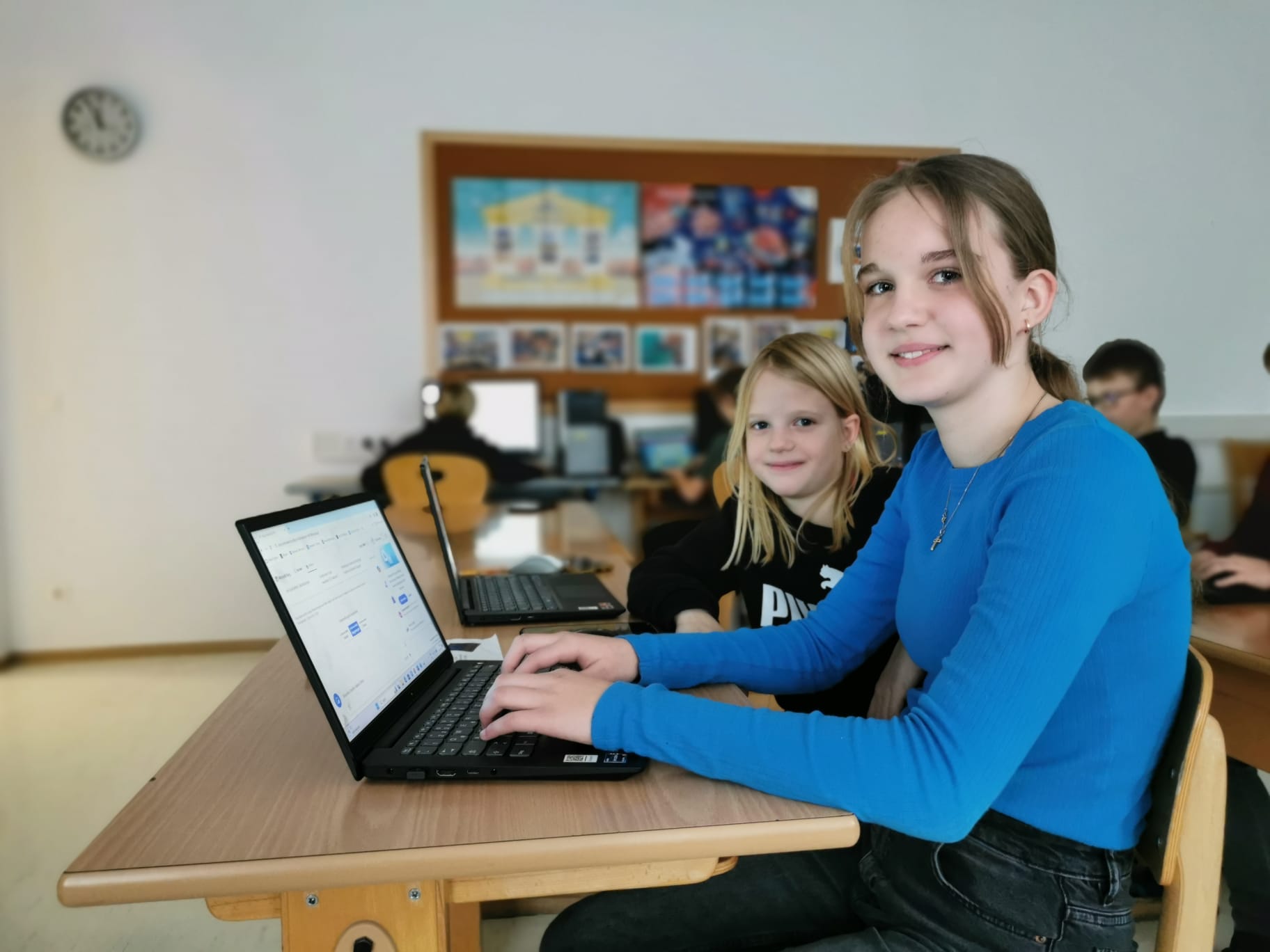 Sarah und Valentina aus der 1. Klasse haben den BING KI COPILOT befragt: „Wie viele Streifen hat ein Zebra?“ – das Ergebnis hat sie beeindruckt! / PMS Zwettl des VfFB Sarah und Valentina aus der 1. Klasse haben den BING KI COPILOT befragt: „Wie viele Streifen hat ein Zebra?“ – das Ergebnis hat sie beeindruckt!