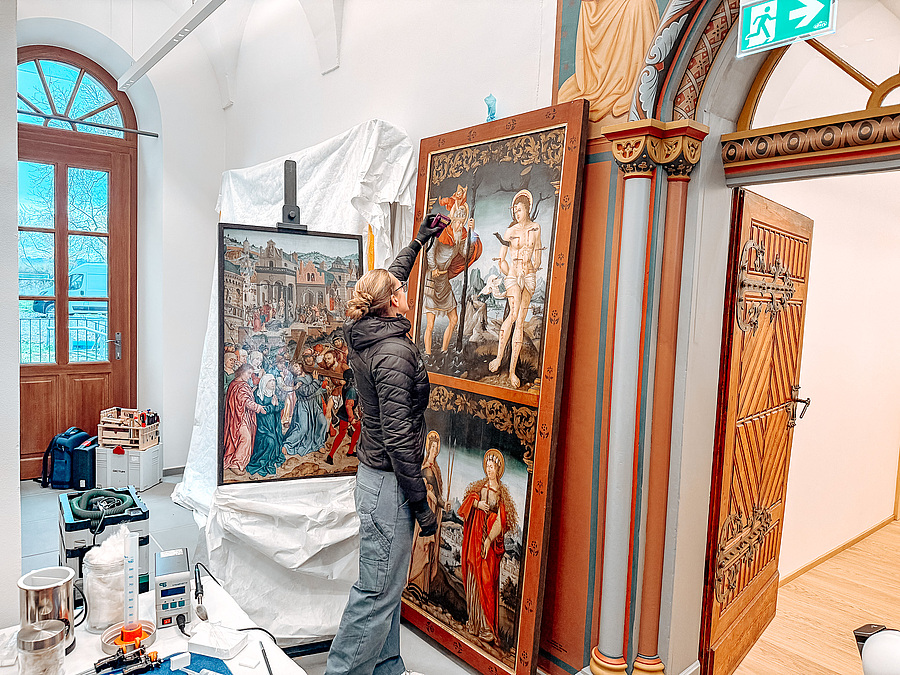 Restauratorin Nicole Mayer inspiziert einen Teil des Triptychons. / Zisterzienserabtei Wettingen-Mehrerau Restauratorin Nicole Mayer inspiziert einen Teil des Triptychons.