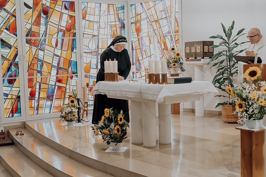 2019 kam Sr. Isabella Grna als interimistische Pflegedienstleitung ins St. Carolusheim. Nun legte sie ihre Erste Profess ab.