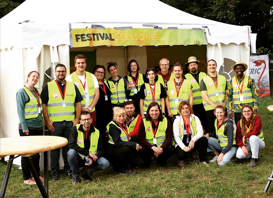Immer wieder sind auch Ordensleute in der Festivalseelsorge am Donauinselfest im Einsatz. 2023 waren zum Beispiel P. Johannes Haas von den Salesianern Don Boscos (hinten, 2.v.l.) und Sr. Anne Buchholz von den Missionarinnen Christi (vorne, 2.v.r.) da