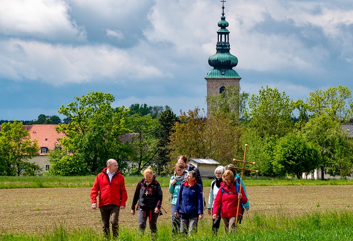 Benedikt Pilgerweg Oberoesterreich / © Copyright 2021 Jack Haijes, Jack Haijes Benedikt Pilgerweg Oberoesterreich
Auftaktpilgerwanderung aus Anlass des Startes des LEADER-Projekts vom Kloster der Benediktinerinnen Steinerkirchen an der Traun zum Benediktinerstift Kremsmünster am Donnerstag, 20. Mai 2021
Foto Jack Haijes
