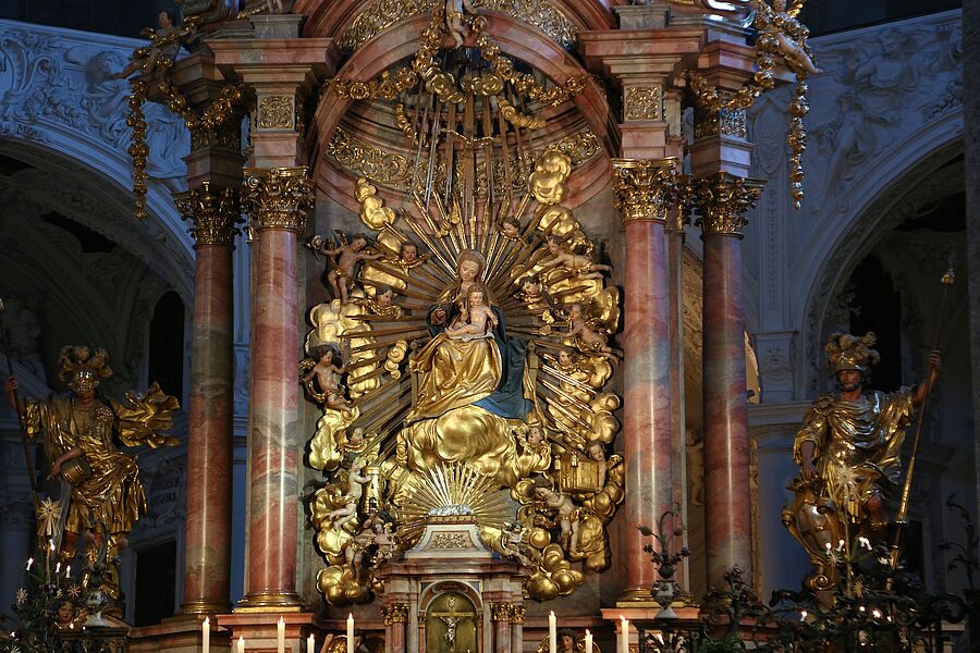 Die Muttergottes von Michael Pacher am Hochaltar ist für P. Moritz Windegger der größte Schatz der Kirche.