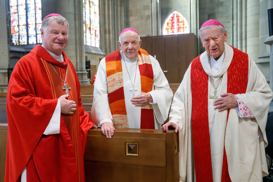 Die Linzer Bischöfe (v.l.): Bischof Manfred Scheuer, Bischof em. Maximilian Aichern und Bischof em. Ludwig Schwarz. / Diözese Linz/Hermann Wakolbinger, © Diözese Linz / Hermann Wakolbinger Die Linzer Bischöfe (v.l.): Bischof Manfred Scheuer, Bischof em. Maximilian Aichern und Bischof em. Ludwig Schwarz.