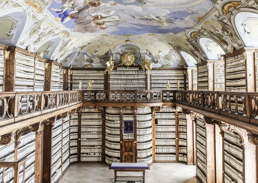 Das Bild zeigt die Bibliothek des Stiftes Seitenstetten