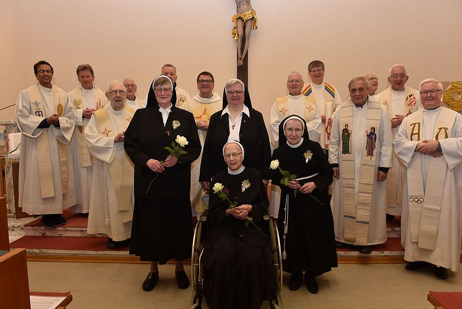 Sr. Ulrike Schaussberger (1.v.l.), Sr. M. Brigitte Braun (vorne) und Sr. M. Marianne Marchsteiner (1.v.r.) feierten am 1. Mai 2025 ihre Professjubiläen. Generaloberin Sr. Franziska Bruckner (hinten, Mitte) gratulierte herzlich.