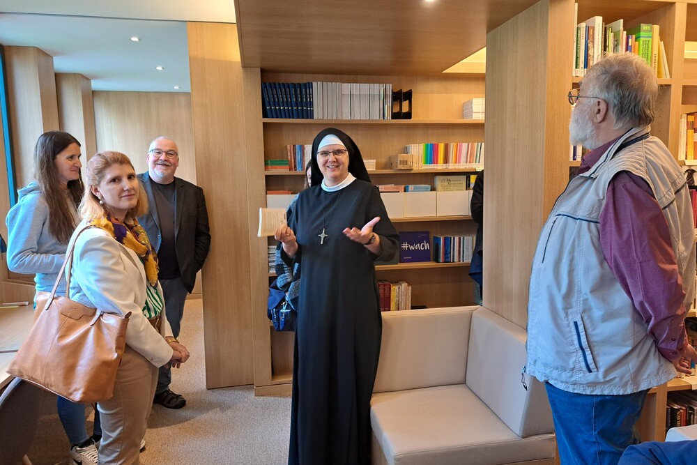 Priorin Sr. Magdalena Niescioruk OSB führt durch die hauseigene Bibliothek / ÖOK/ml Priorin Sr. Magdalena Niescioruk OSB führt durch die hauseigene Bibliothek