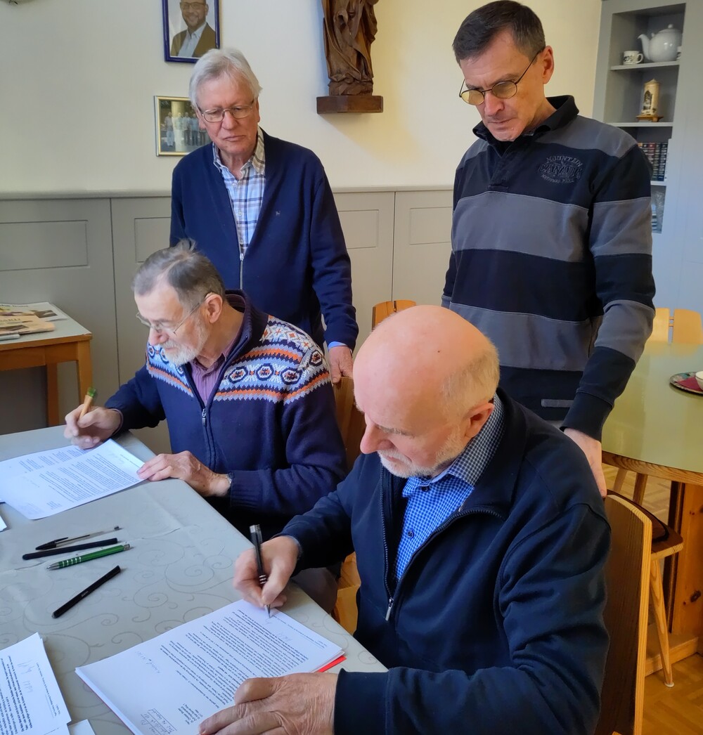 P. Provinzial Christian Stranz mit drei Mitbrüdern beim Unterschreiben