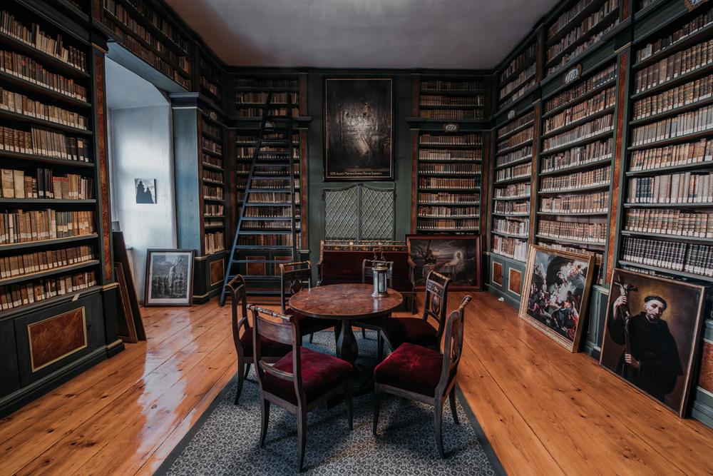 Abb. 1: Klosterbibliotheken beherbergen neben historischen Buchbeständen oft auch Gemälde, historisches Mobiliar und weitere Kunstgegenstände. 
