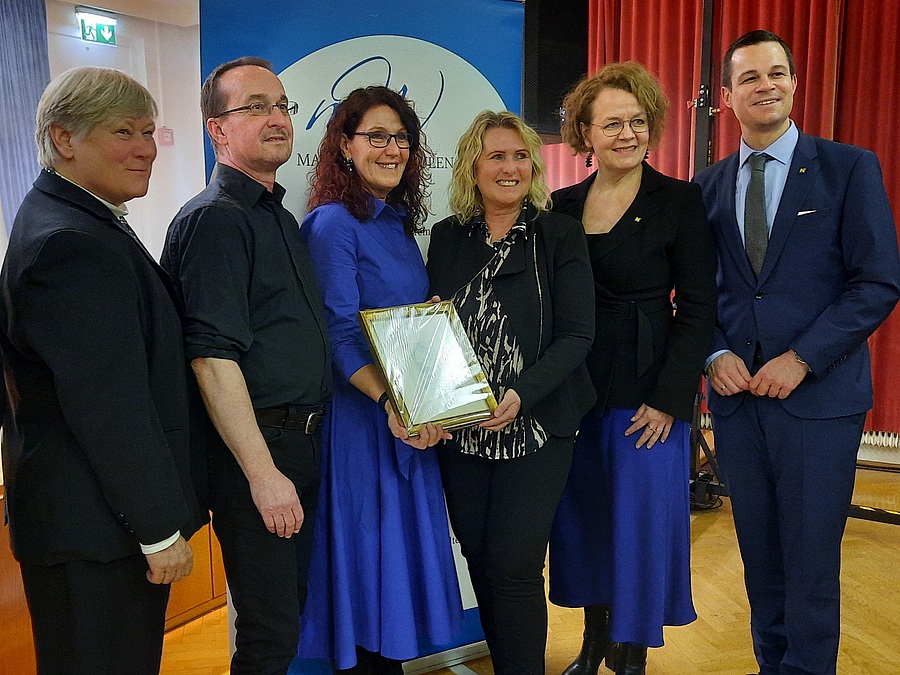 Provinzoberin Sr. Cosima Kiesner CJ, Mittelschuldirektor Karl Popp, Volksschuldirektorin Susanne Smatrala, ORG-Direktorin Sandra Köhl, Bildungs-Landesrätin Christiane Teschl-Hofmeister und Bildungsdirektor Karl Fritthum (v.l.) feierten das 300-Jahr-J