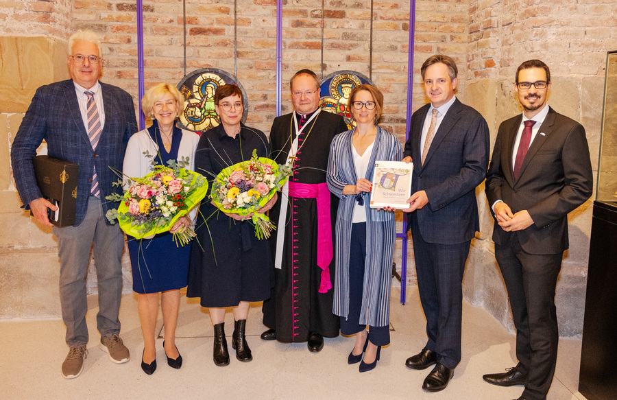 Das Kurator:innen-Team Jeffrey F. Hamburger, Eva Schlotheuber und Christina Jackel mit Propst Anton Höslinger, Gemeinderätin Katharina Danninger, dem Abgeordneten zum Nationalrat Johannes Schmuckenschlager und Kulturleiter Matthias Hofmeister (v.l.) 
