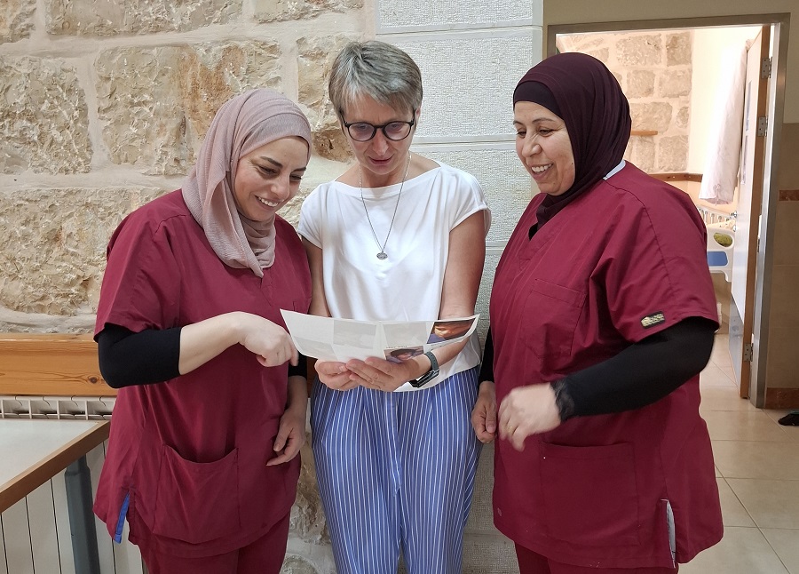 Sr. Dominika Zelent (Mitte) mit zwei ihrer Mitarbeiterinnen. Die christliche Ordensfrau wird von ihren muslimischen Nachbarn vollkommen akzeptiert. / Sr. Dominika Zelent/Beit Emmaus Sr. Dominika Zelent (Mitte) mit zwei ihrer Mitarbeiterinnen. Die christliche Ordensfrau wird von ihren muslimischen Nachbarn vollkommen akzeptiert.