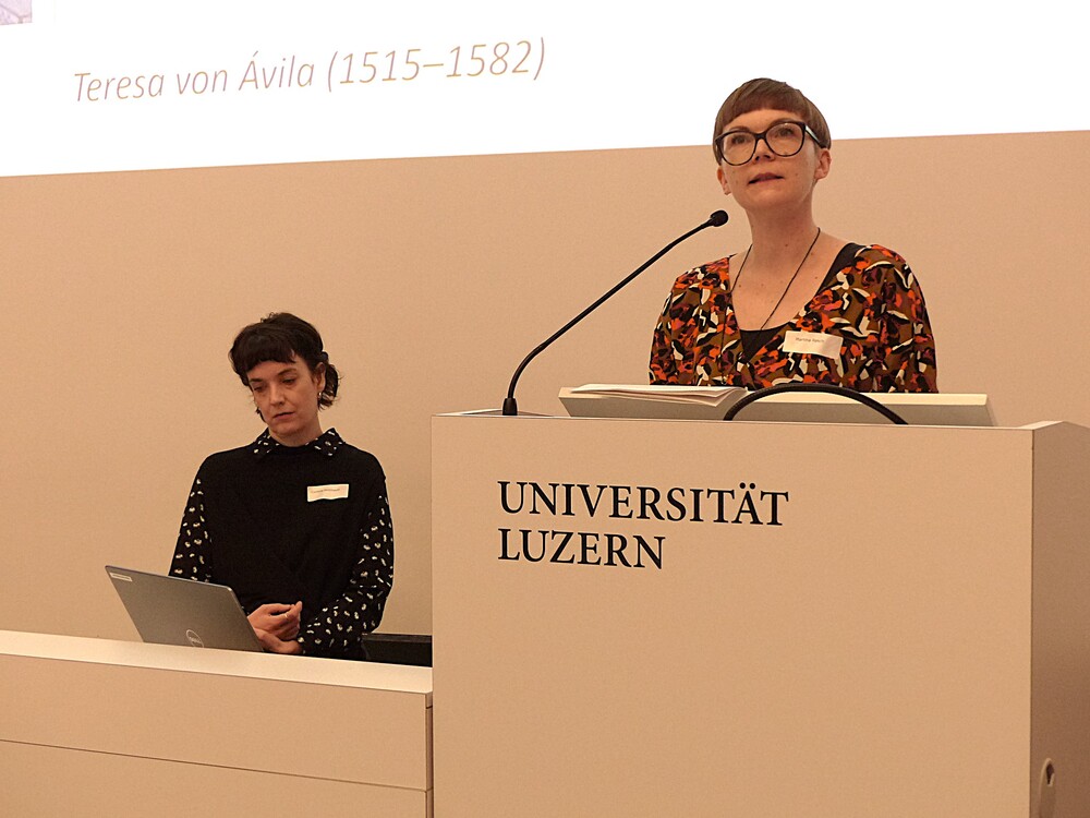 Cornalia Hülmbauer und Martina Resch bei der Tagung in Luzern 