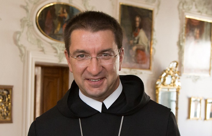 Eröffnung des Archivs für Zeitschriften der österreichischen Ordensgemeinschaften in der Bibliothek der Erzabtei St. Peter in Salzburg, 2014-03-07; Foto: Chris Hofer; Bild zeigt: Pater Erhard Rauch, Erzabt Korbinian Birnbacher OB, Sr. Cordis M. Feuer