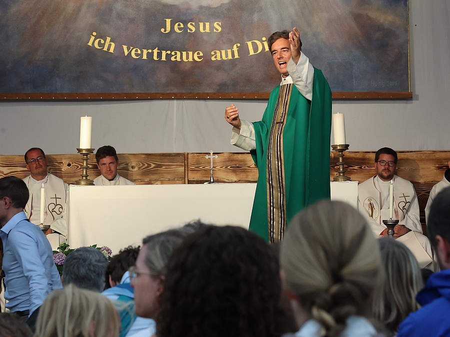 Abt Bernhard Eckerstorfer stand dem Festgottesdienst zum Abschluss des Jungfamilientreffens vor. / Initiative Christliche Familie, Franz Schoeffmann Abt Bernhard Eckerstorfer stand dem Festgottesdienst zum Abschluss des Jungfamilientreffens vor.