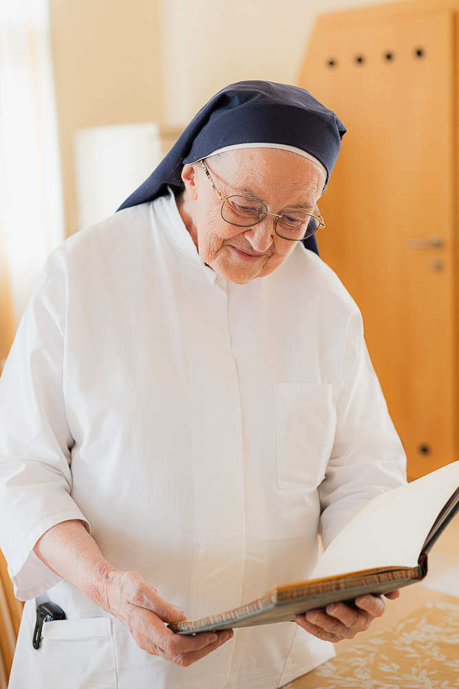 Sr. Maria Theresia Puchinger kennt die Chroniken des Hauses wie keine andere. 