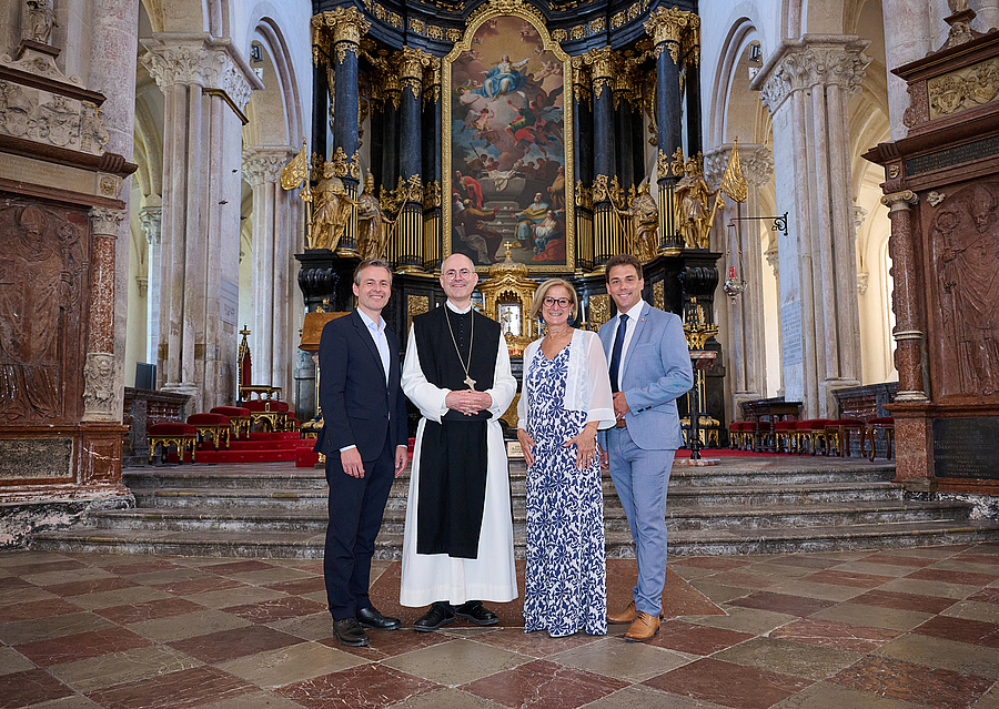 Martin Hauer, Präsident des Fördervereins „Freunde des Zisterzienserstiftes Lilienfeld“, Abt Pius Maurer, Landeshauptfrau Johanna Mikl-Leitner und Bürgermeister Manuel Aichberger (v.l.) in der Stiftskirche.