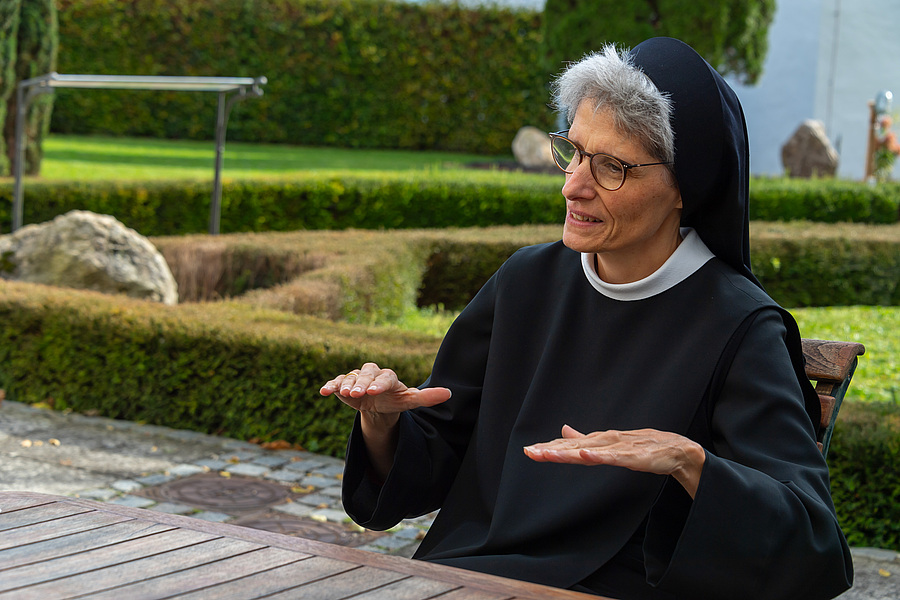 Sr. Regina Hessler stand dem Journalisten Toni Hötzelsperger in einem Interview Rede und Antwort.