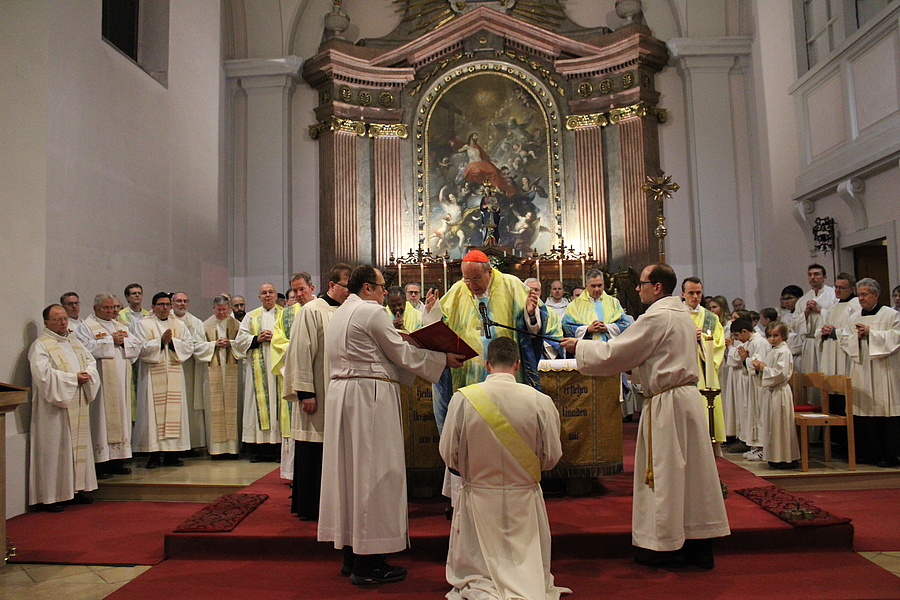Mehr als 30 Priester aus ganz Österreich waren bei der Priesterweihe von P. Bernhard Schwarz mit dabei.
