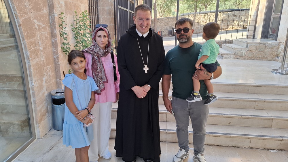 Erzabt em. Korbinian Birnbacher mit einer christlichen Familie im Tur Abdin / kathpress/Georg Pulling Erzabt em. Korbinian Birnbacher mit einer christlichen Familie im Tur Abdin