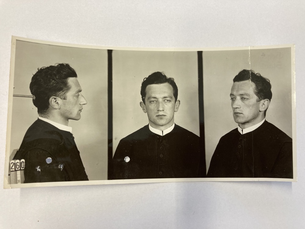 P. Petrus (Franz) Mayrhofer, Erkennungsdienstliches Foto Gestapo Linz 1939 / © Oberösterreichisches Landesarchiv P. Petrus (Franz) Mayrhofer, Erkennungsdienstliches Foto Gestapo Linz 1939