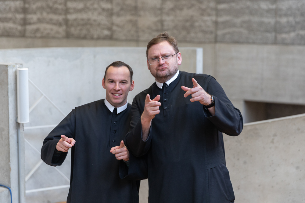 Fr. Dominik Marold und P. Alois Köberl sind als Melkmonkfluencer auf Instagram zu finden / OÖK/emw Fr. Dominik Marold und P. Alois Köberl sind als Melkmonkfluencer auf Instagram zu finden