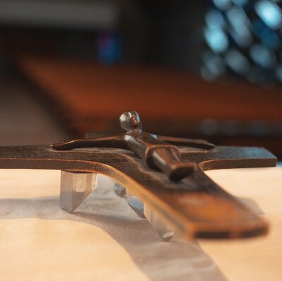Kreuz am Altar