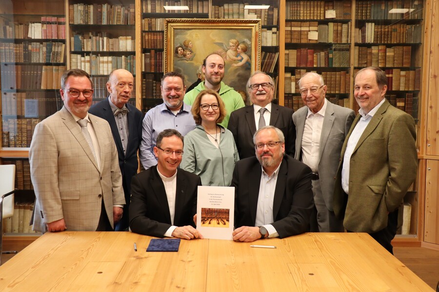 Provinzial P. Zsolt Labancz, Orgelbaumeister Dirk Eule (sitzend, v.l.), Organist Markus Semelliker, Johann Hacker (Orgelverein), Martin Sieger (Bauamt Erzdiözese Wien), Christine Strohmeier (Referat für Kunst- und Denkmalpflege der Erzdiözese Wien), / Angela Ringhofer Provinzial P. Zsolt Labancz, Orgelbaumeister Dirk Eule (sitzend, v.l.), Organist Markus Semelliker, Johann Hacker (Orgelverein), Martin Sieger (Bauamt Erzdiözese Wien), Christine Strohmeier (Referat für Kunst- und Denkmalpflege der Erzdiözese Wien),