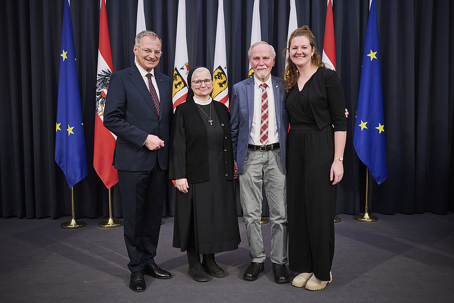 Mit Sr. Christine Huber wurde auch Ergotherapeutin Verena Braid ausgezeichnet. Auch der Organist, den die beiden wiederbelebt hatten, war bei der Ehrung dabei. / Land OÖ/Peter Mayr Mit Sr. Christine Huber wurde auch Ergotherapeutin Verena Braid ausgezeichnet. Auch der Organist, den die beiden wiederbelebt hatten, war bei der Ehrung dabei.
