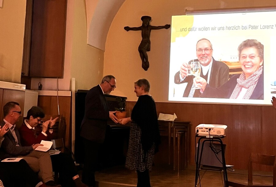 Verena Osanna bedankt sich bei P. Lorenz Voith